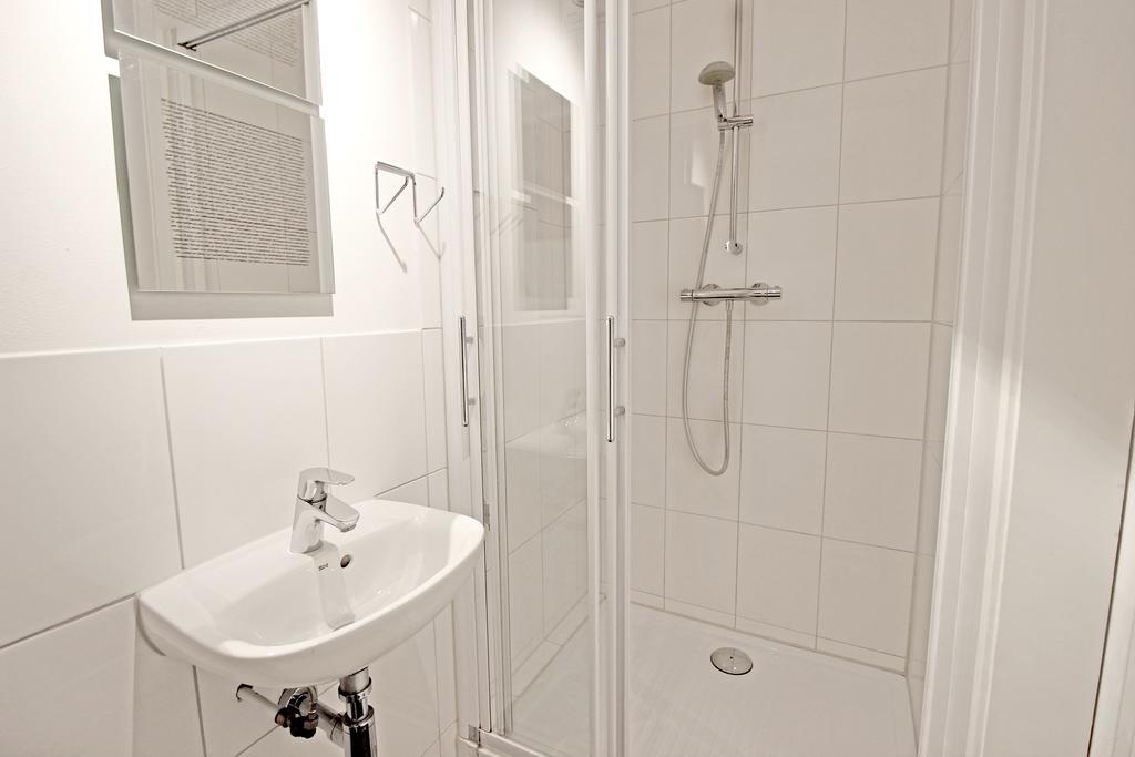 Ground Floor Canal Apartment Amsterdam Exterior photo
