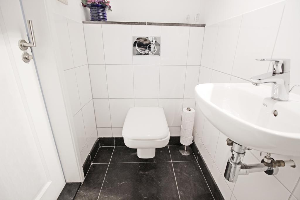 Ground Floor Canal Apartment Amsterdam Exterior photo